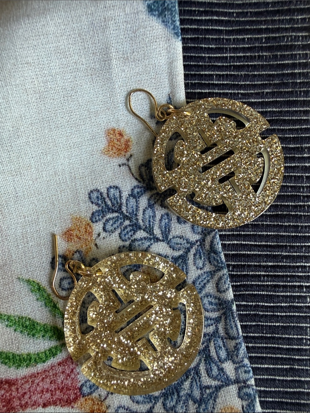 Zenzii resin round sparkle earrings